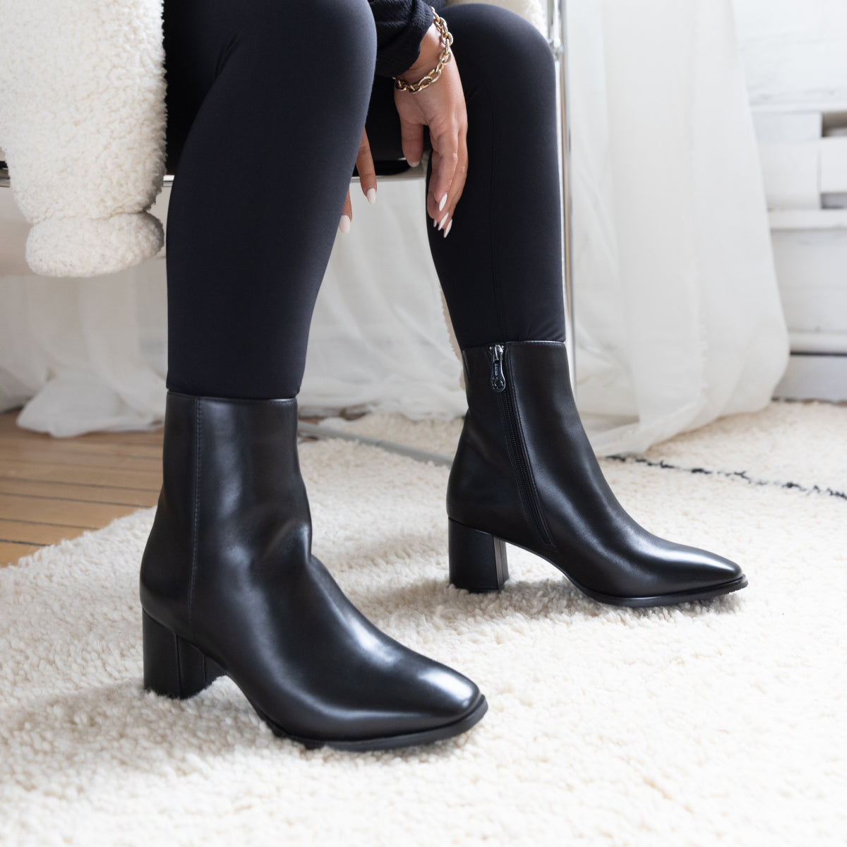 BLACK LEATHER|lifestyle