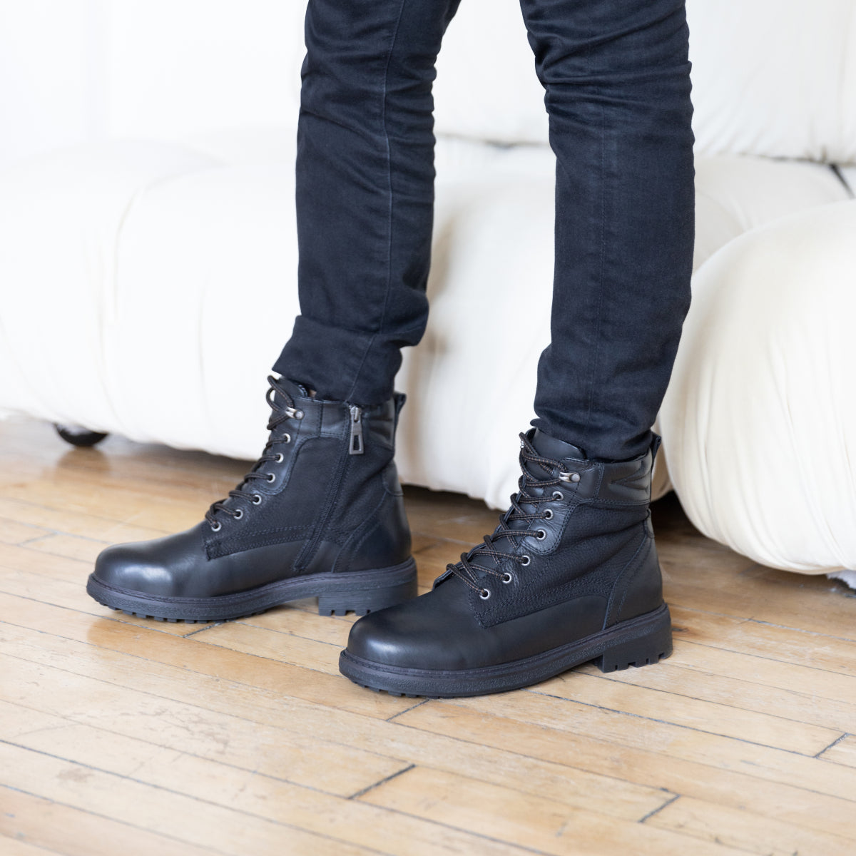 BLACK LEATHER|lifestyle