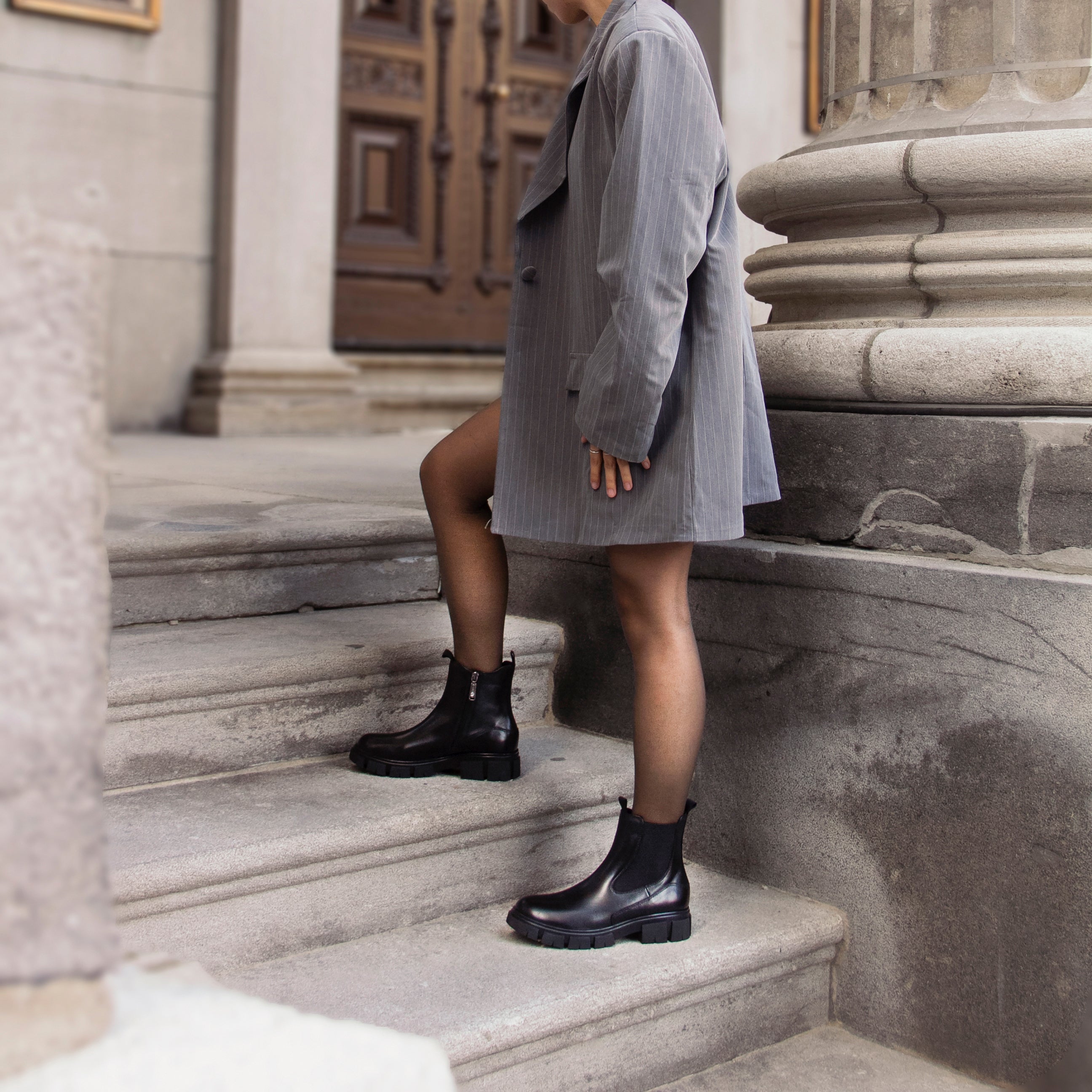 BLACK LEATHER|lifestyle